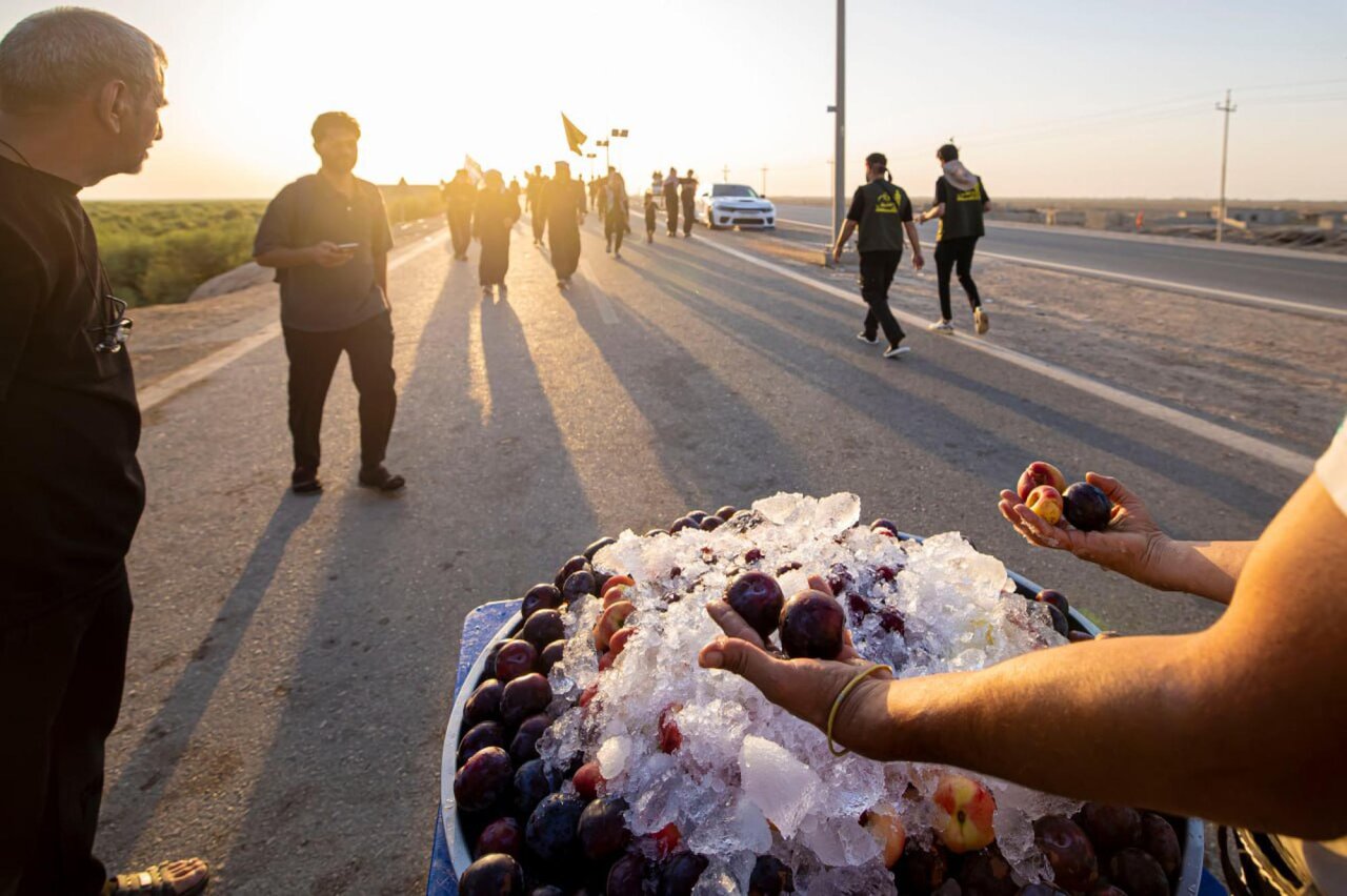 Crowds of pilgrims continue their journey from Basra to Karbala to commemorate Ziyarat Arbaeen (+Photos)