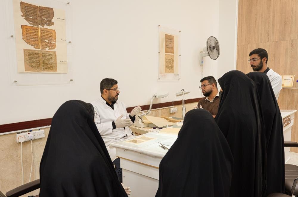 إقامة دورة تدريبية لترميم وحفظ المخطوطات في العتبة العلوية المقدسة 