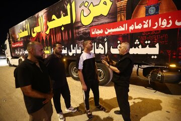 تقرير مصور/ شاب يوزع (130) الف قالب ثلج على المواكب الحسينية وينقل الزوار مجانا