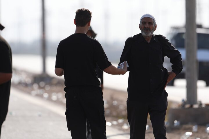 تقرير مصور/ شاب يوزع (130) الف قالب ثلج على المواكب الحسينية وينقل الزوار مجانا