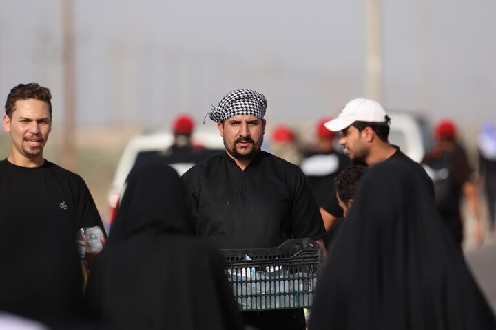 تقرير مصور/ شاب يوزع (130) الف قالب ثلج على المواكب الحسينية وينقل الزوار مجانا