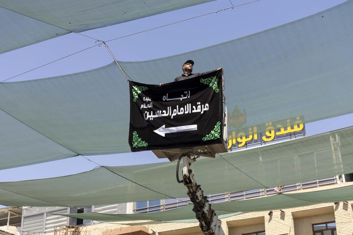 تقرير مصور/ استعدادًا لزيارة الأربعين...نشر اللافتات الإرشادية في محيط العتبة العباسية المقدسة