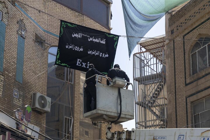 تقرير مصور/ استعدادًا لزيارة الأربعين...نشر اللافتات الإرشادية في محيط العتبة العباسية المقدسة