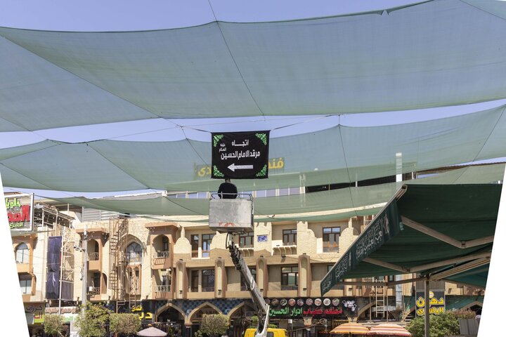 تقرير مصور/ استعدادًا لزيارة الأربعين...نشر اللافتات الإرشادية في محيط العتبة العباسية المقدسة