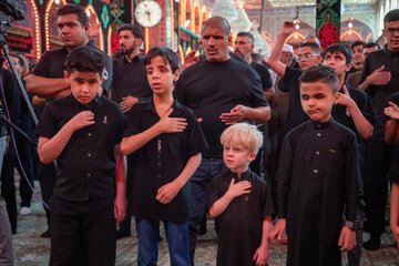 عکس خبری/ عزاداری روشندلان در حرم امام حسین(ع)