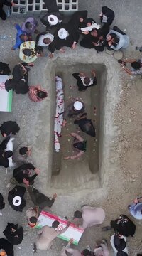 ویدیو | خداحافظی جانسوز مادر مینابی با قطعه از بدن مطهر فرزندش