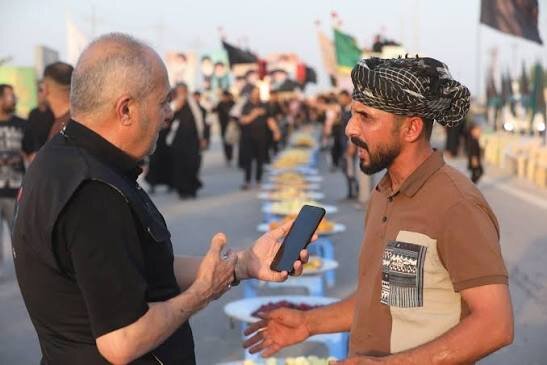 تقرير مصور/ عامل بناء يخدم الالاف الزائرين في قضاء الجبايش منذ (20) عاما يضع (75) صينية فاكهة يوميا