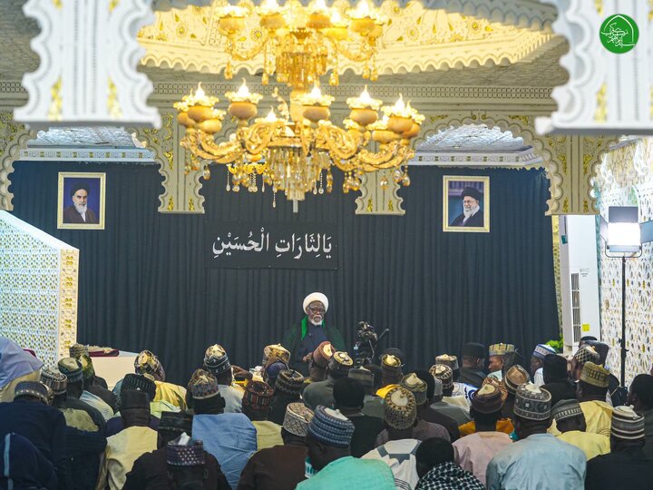 تقرير مصور/ الزعيم زاكزاكي يدعو زوار أربعينية الإمام الحسين (ع) إلى التحلّي بالأخلاق الإسلامية، وإخلاص النية