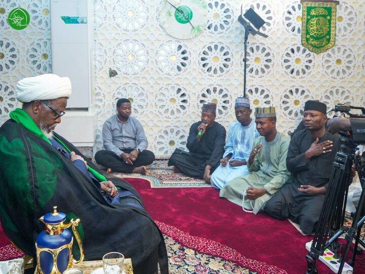 تقرير مصور/ الزعيم زاكزاكي يدعو زوار أربعينية الإمام الحسين (ع) إلى التحلّي بالأخلاق الإسلامية، وإخلاص النية