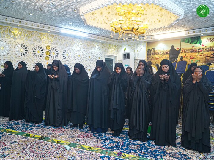 تقرير مصور/ الزعيم زاكزاكي يدعو زوار أربعينية الإمام الحسين (ع) إلى التحلّي بالأخلاق الإسلامية، وإخلاص النية