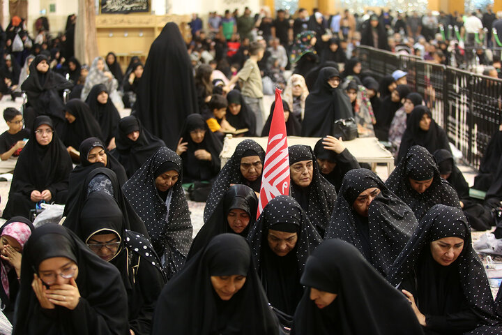چشم‌های زائران کریمه اهل‌بیت (س) گریان شهادت مظلومانه کریم اهل‌بیت(ع) شد