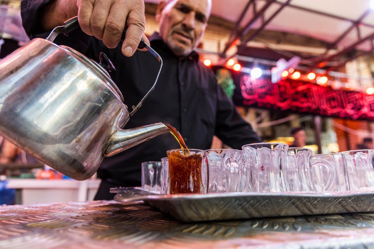 On martyrdom anniversary of Imam al-Hassan, Sayed servants provides various services to visitors (+Photos)
