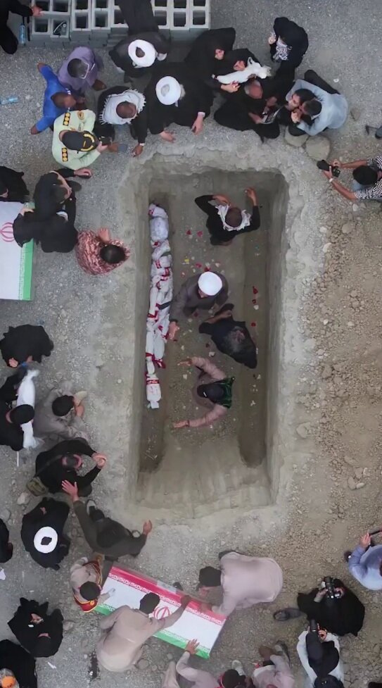 ویدیو | خداحافظی جانسوز مادر مینابی با قطعه از بدن مطهر فرزندش