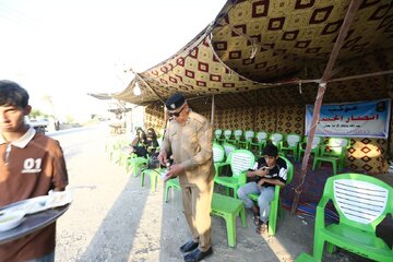 تقرير مصور/ منتسبو الشرطة يخدمون زوار الأربعين في البصرة