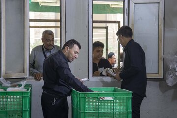 تقرير مصور/ تقديم 8500 وجبة طعامٍ للزائرين في العتبة العبّاسية المقدّسة