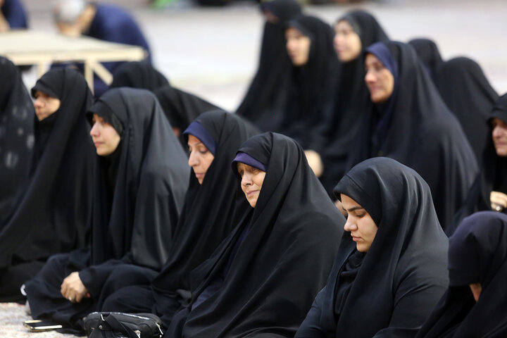 بدرقه خادمان حرم حضرت معصومه(س) برای خدمت به زائران اربعین حسینی +تصاویر