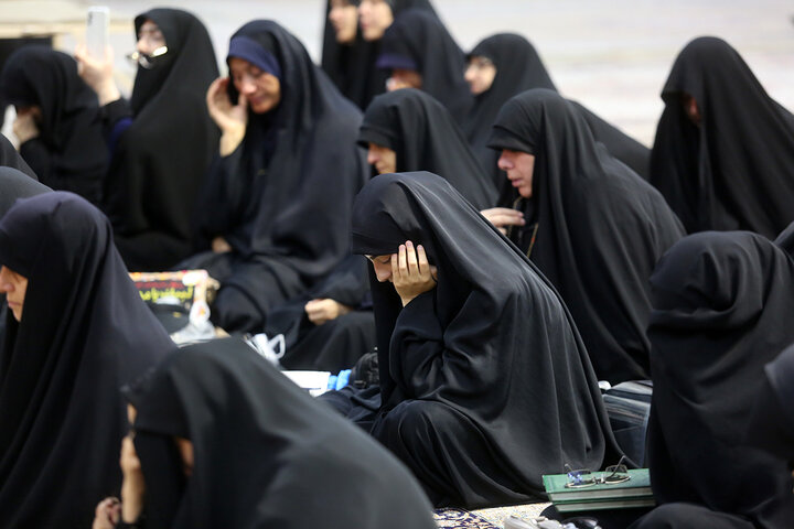 بدرقه خادمان حرم حضرت معصومه(س) برای خدمت به زائران اربعین حسینی +تصاویر