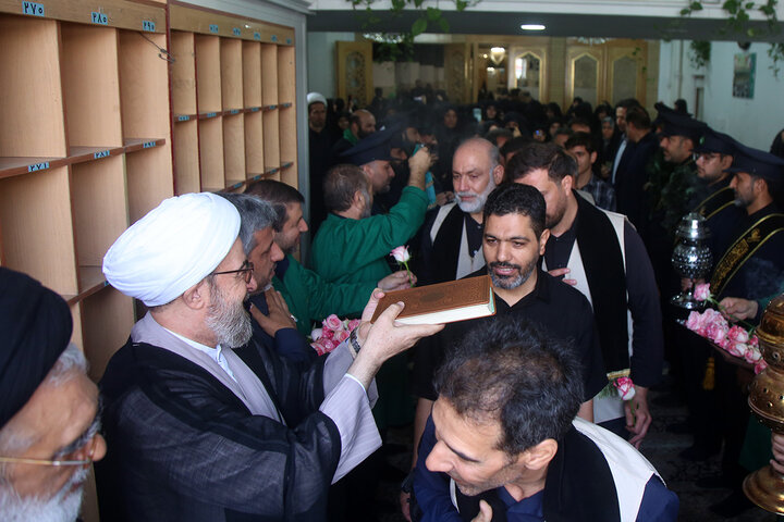 بدرقه خادمان حرم حضرت معصومه(س) برای خدمت به زائران اربعین حسینی +تصاویر