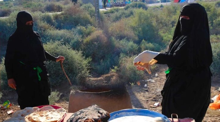 عکس خبری/ عطر نان تازه و ماهی کبابی در مسیر پیاده‌روی اربعین