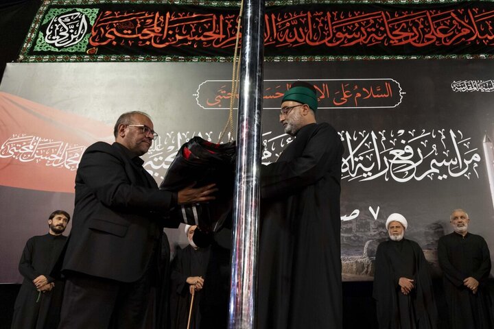 Foto / Hz. Abbas'ın (a.s) Türbesi’nde İmam Hasan’ın (a.s) Şehadet Yıl Dönümü Dolayısıyla Bayrağın Göndere Çekilmesinden Kareler