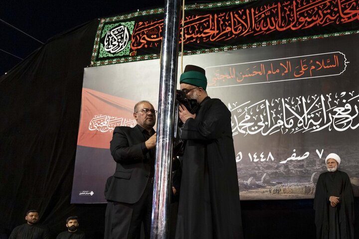 Foto / Hz. Abbas'ın (a.s) Türbesi’nde İmam Hasan’ın (a.s) Şehadet Yıl Dönümü Dolayısıyla Bayrağın Göndere Çekilmesinden Kareler