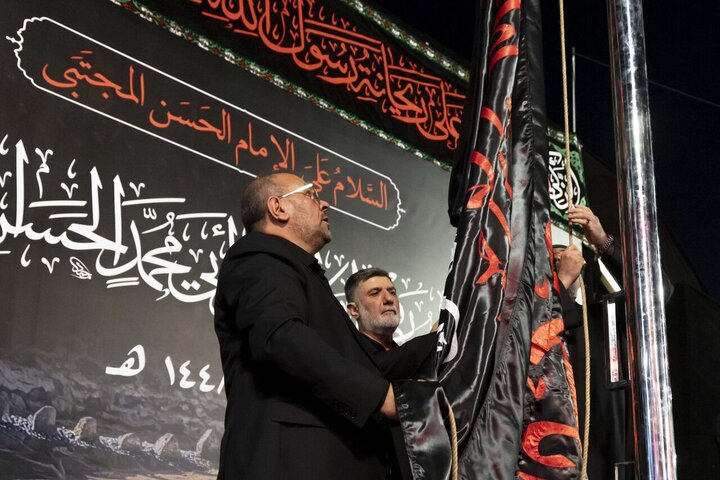 Foto / Hz. Abbas'ın (a.s) Türbesi’nde İmam Hasan’ın (a.s) Şehadet Yıl Dönümü Dolayısıyla Bayrağın Göndere Çekilmesinden Kareler