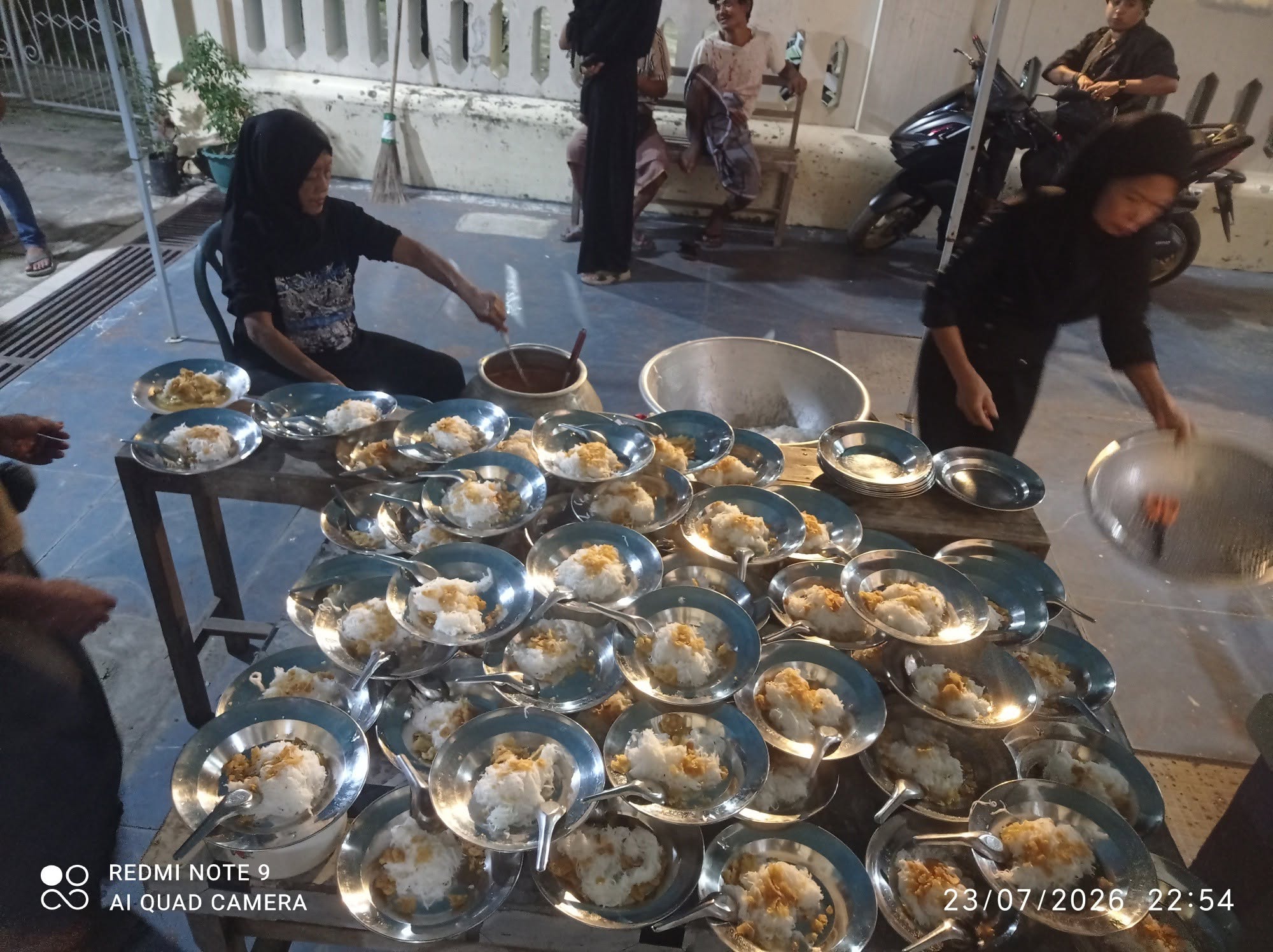 ပြည် မြို့ ကျောင်းကြီး ရှီအဟ် မတ်စ်ဂျစ်ဒ် တွင် အမျိုးသမီးများ၏ သခင်မလေးစကီနဟ် (စ.အ) အတွက် ပြုလုပ် သည့် အဇါဒါရီ မြင်ကွင်း ။ ။ Photos