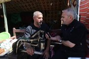 تقرير مصور/ متطوع يخدم زوار الأربعين ويخيط ملابسهم وحقائبهن واحذيتهم وعرباتهم