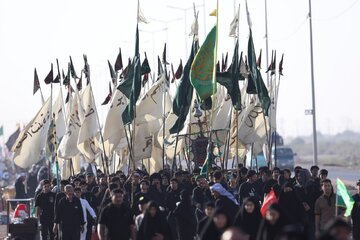 تقرير مصور/ زوار أربعينية الامام الحسين يواصلون سيرهم تحت اشعة الشمس الحارقة نحو كربلاء