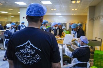تقرير مصور/ تقديم أكثر من 100 ألف وجبة يوميًا للزائرين في العتبة العلويّة 