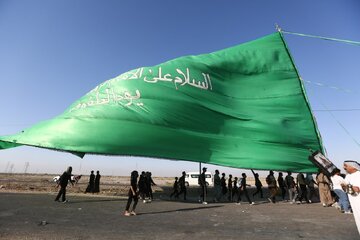 زائران اربعین زیر آفتاب سوزان، بی‌وقفه به سوی کربلا حرکت می‌کنند + تصاویر