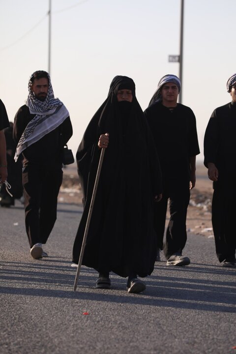 تقرير مصور/ زوار أربعينية الامام الحسين يواصلون سيرهم تحت اشعة الشمس الحارقة نحو كربلاء