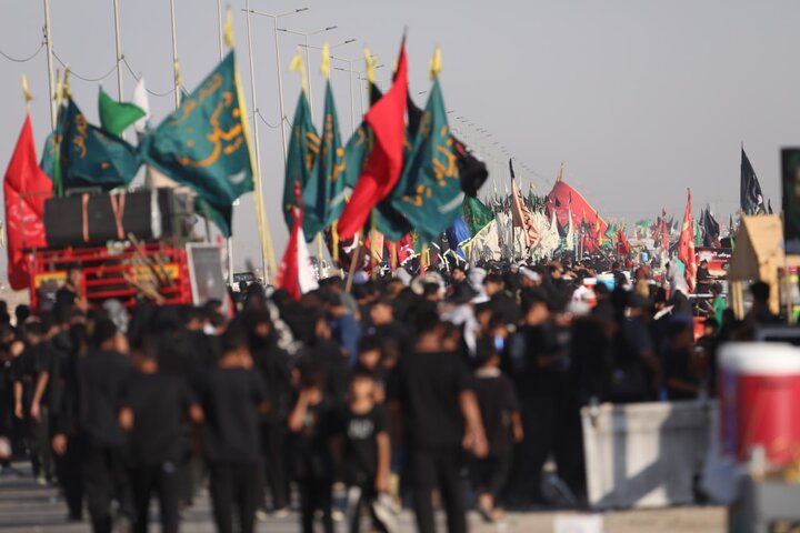 تقرير مصور/ زوار أربعينية الامام الحسين يواصلون سيرهم تحت اشعة الشمس الحارقة نحو كربلاء