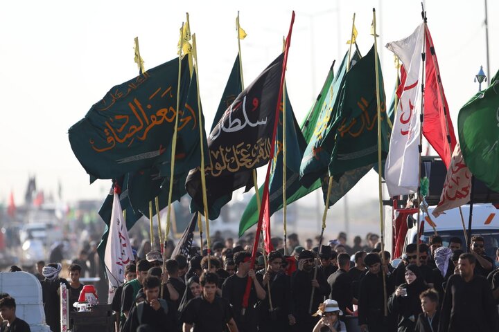 تقرير مصور/ زوار أربعينية الامام الحسين يواصلون سيرهم تحت اشعة الشمس الحارقة نحو كربلاء
