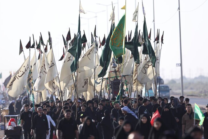 تقرير مصور/ زوار أربعينية الامام الحسين يواصلون سيرهم تحت اشعة الشمس الحارقة نحو كربلاء