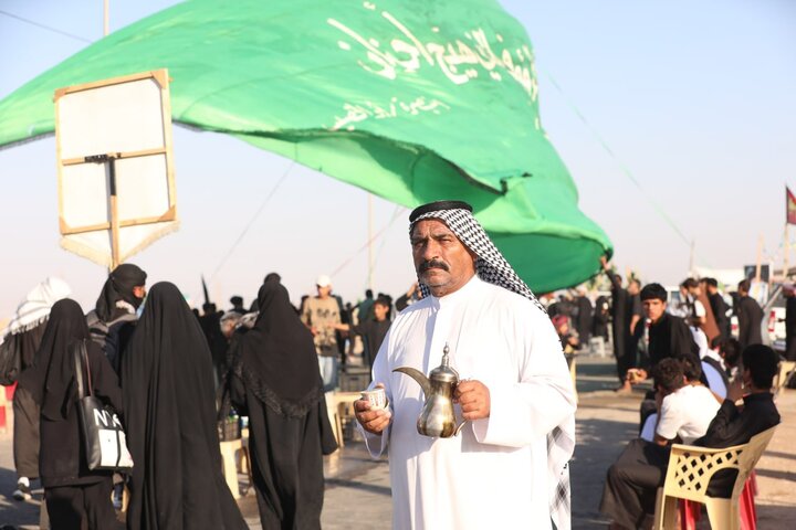 تقرير مصور/ زوار أربعينية الامام الحسين يواصلون سيرهم تحت اشعة الشمس الحارقة نحو كربلاء