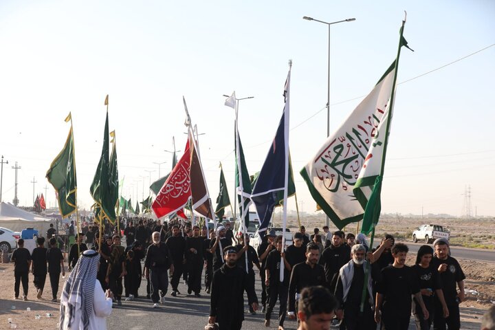 تقرير مصور/ زوار أربعينية الامام الحسين يواصلون سيرهم تحت اشعة الشمس الحارقة نحو كربلاء