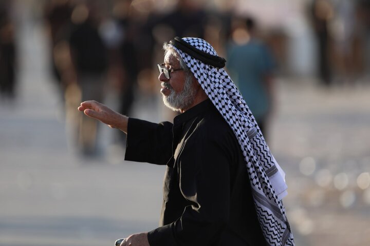 تقرير مصور/ زوار أربعينية الإمام الحسين (ع) يواصلون مسيرهم نحو كربلاء المقدسة