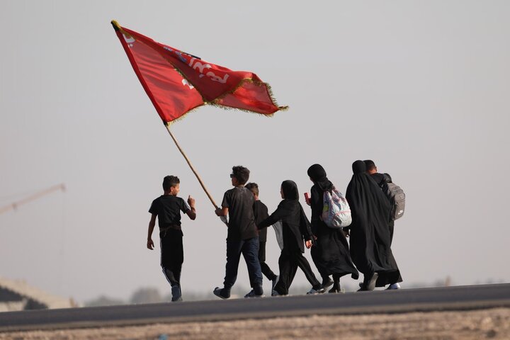 تقرير مصور/ زوار أربعينية الإمام الحسين (ع) يواصلون مسيرهم نحو كربلاء المقدسة