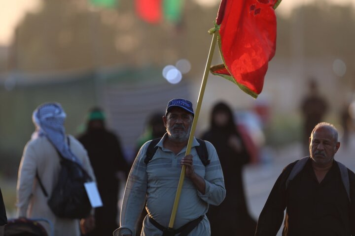 تقرير مصور/ زوار أربعينية الإمام الحسين (ع) يواصلون مسيرهم نحو كربلاء المقدسة