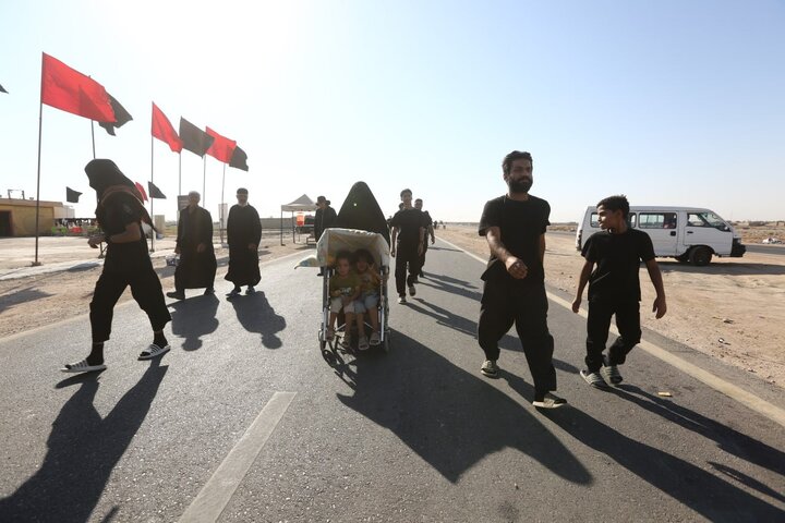 تقرير مصور/ زوار أربعينية الإمام الحسين (ع) يواصلون مسيرهم نحو كربلاء المقدسة