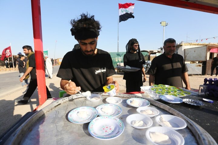 تقرير مصور/ زوار أربعينية الإمام الحسين (ع) يواصلون مسيرهم نحو كربلاء المقدسة