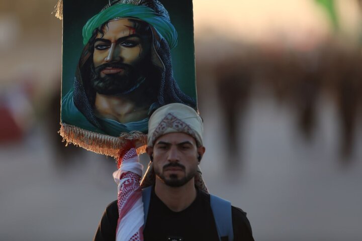 تقرير مصور/ زوار أربعينية الإمام الحسين (ع) يواصلون مسيرهم نحو كربلاء المقدسة