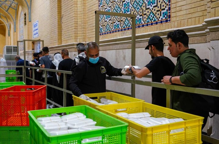 تقرير مصور/ تقديم أكثر من 100 ألف وجبة يوميًا للزائرين في العتبة العلويّة 