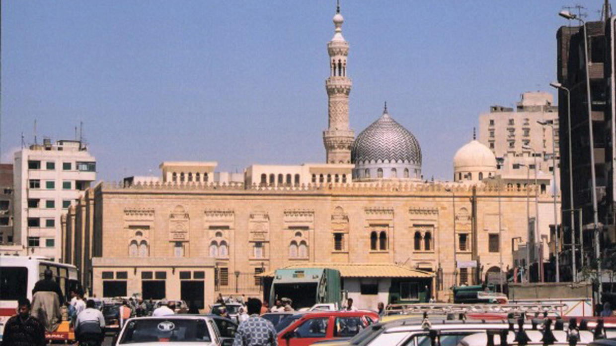 السلطات المصرية تعتقل زوار عراقيين مارسوا شعائر دينية عند مرقد السيدة "زينب" (ع) في القاهرة