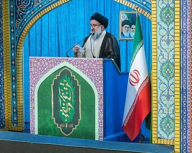 خطيب جمعة طهران: السبيل الوحيد هو الدفاع الشريف في مواجهة العدو