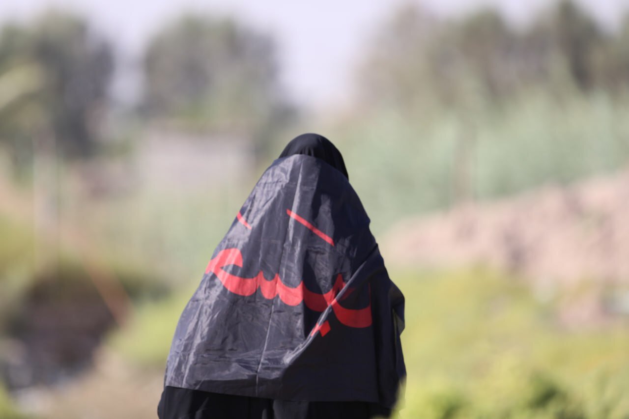 زائران اربعین زیر آفتاب سوزان، بیوقفه به سوی کربلا حرکت میکنند + تصاویر