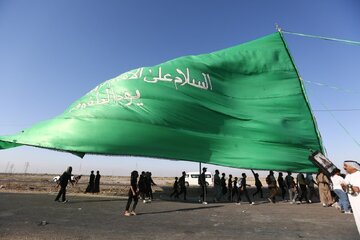 Peziarah Arba’in Bergerak Tanpa Henti Menuju Karbala di Bawah Terik Matahari