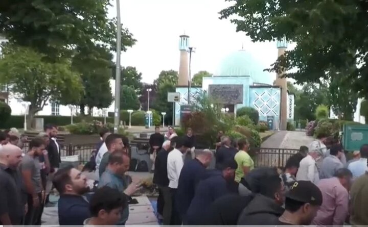 هامبورگ؛ اقامه نماز جمعه در خیابان‌های مجاور مسجد امام علی(ع) در سالروز ممنوعیت فعالیت این مرکز