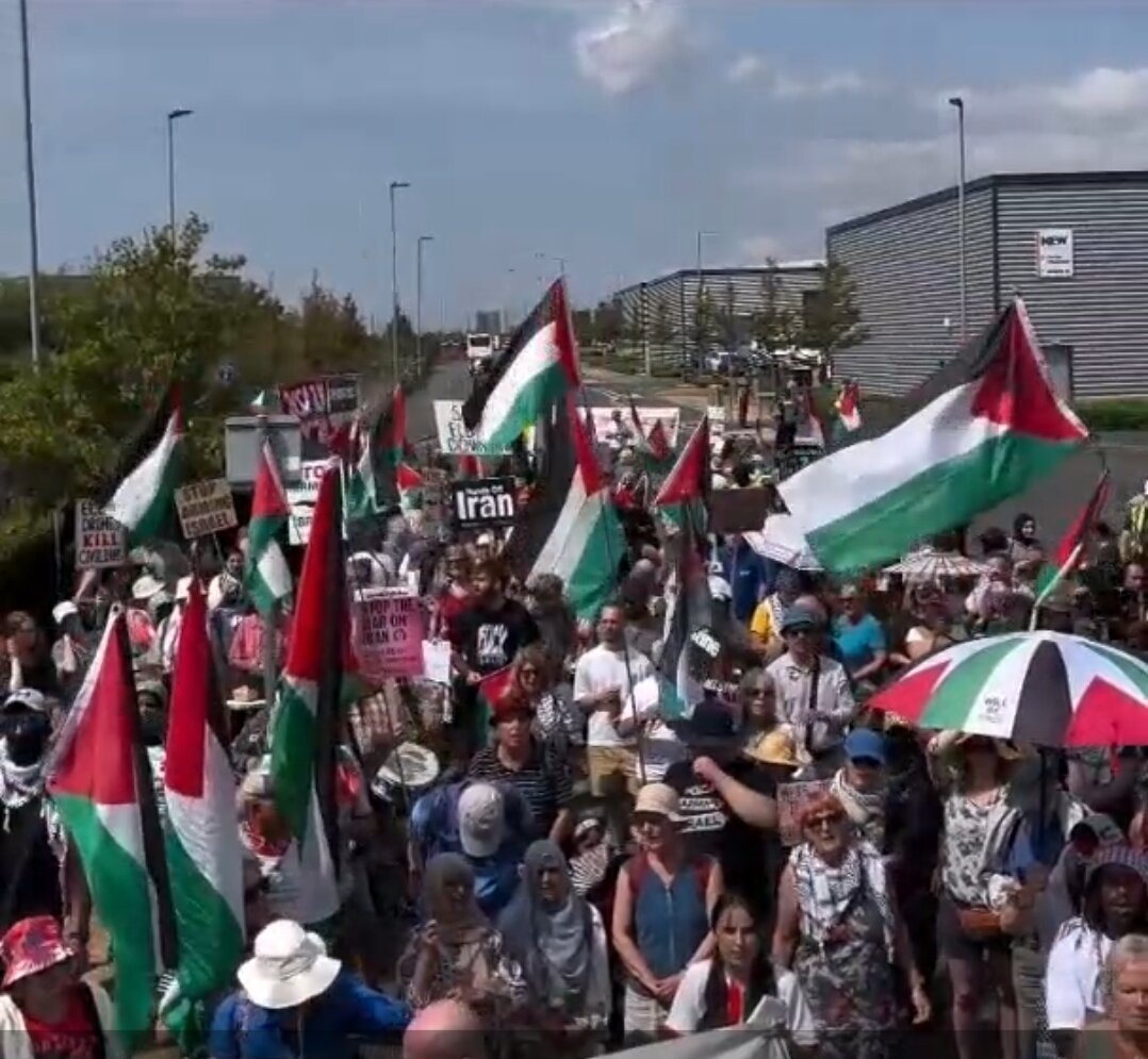 Video| 
Mga Larawan ng Pagtitipon ng Daan-daang Nagpoprotesta sa Harap ng "Elbit Systems" sa Bristol, na Nananawagan sa Gobyerno ng Britain na Itigil
